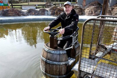 Bei Dazzling Dan's Fuselschleuder geht es künftig im Freizeitpark Plohn rund. Junior-Chef Jan Völkel präsentiert eines der neun Fässer, in denen man selbst über einen Teich steuern kann.