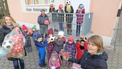 Freude in Hilbersdorf: So viele Bälle! - Die Kinder der Kita "Kunterbunt" und Leiterin Sylke Kaden (r.) freuen sich über die vielen Bälle, die Ines und Peter Hermsdorf zu ihnen gebracht haben.