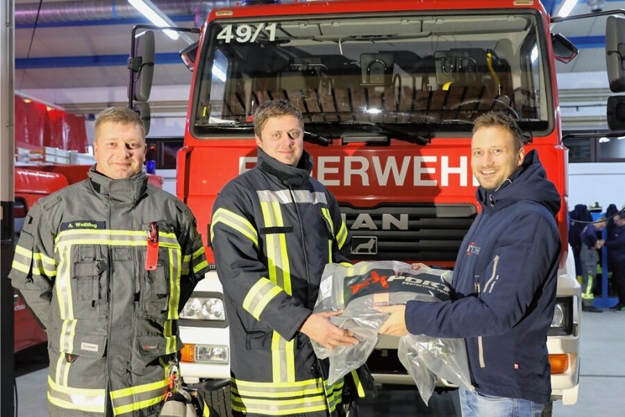 Freude in Raschau: Neue Einsatzkleidung bietet Feuerwehrleuten mehr Schutz - Gemeindewehrleiter Arnd Weißflog freut sich mit dem Markersbacher Ortswehrleiter André Krauß über die neue Einsatzkleidung, die Philipp Hartig von der Firma BTL aus Leipzig im Gepäck hatte (v. l.). 