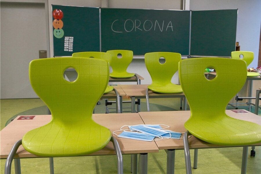 Freude über Öffnung von Mittelsachsens Schulen - Mittelsachsens Schulen dürfen die Stühle wieder auf den Boden stellen, Schüler dürfen wieder in die Klassenräume. 