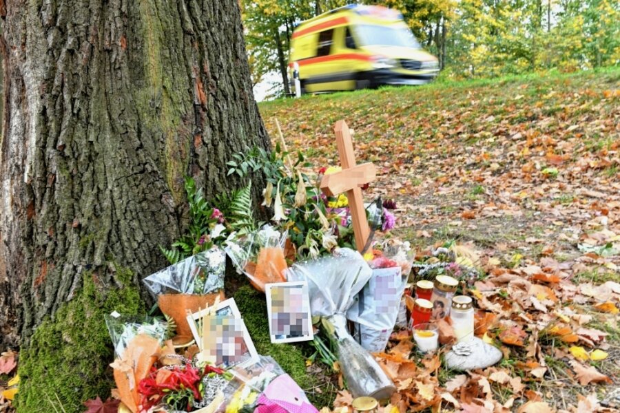 Freunde und Verwandte gedenken der Unfallopfer - Blumen, Kerzen und Engel stehen an der Unfallstelle. 