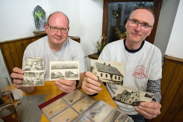 Freundeskreis widmet sich böhmischem Erzgebirge - Mirko Knauth (l.) und Steffen Träger tauschen sich im Gasthof Brandau über historische Postkarten aus. 