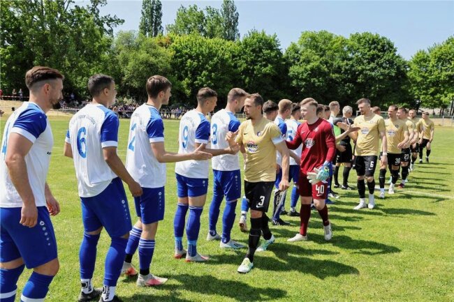 Freundschaftsspiel von Erzgebirge Aue in Glauchau wird zum Kräftemessen - Für das Freundschaftsspiel gegen Erzgebirge Aue herrschten in Glauchau beste Bedingungen.