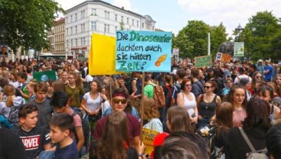 Fridays-for-Future-Bewegung zieht wieder durch Zwickau - Anhänger der Fridays-for-Future-Bewegung ziehen am Freitag wieder durch Zwickau