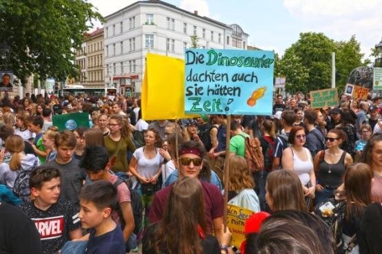 Fridays-for-Future-Bewegung zieht wieder durch Zwickau - Anhänger der Fridays-for-Future-Bewegung ziehen am Freitag wieder durch Zwickau