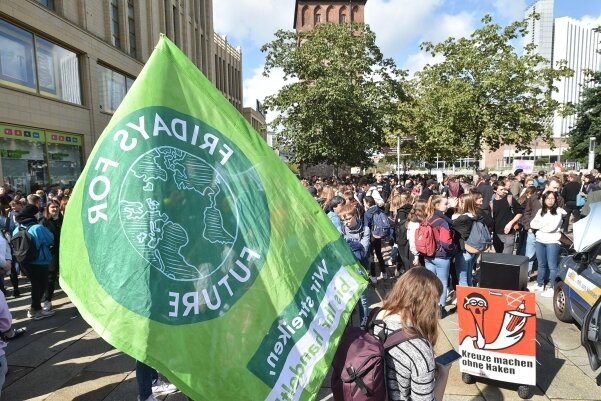 Zum weltweiten Klimastreik am Freitag ist auch in Chemnitz erneut eine Demo für Klimaschutz und globale Gerechtigkeit, wie hier bei einer früheren Aktion, geplant. 