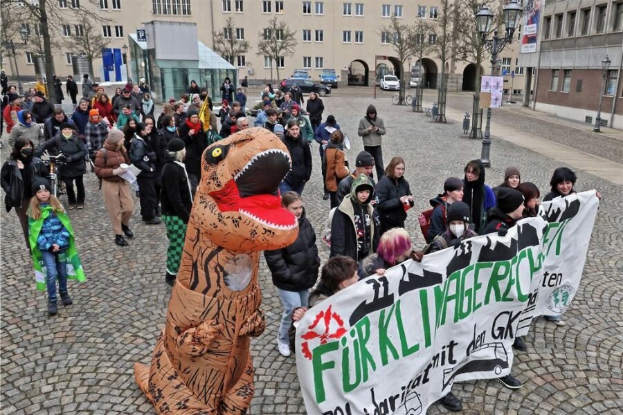 Fridays for Future in Zwickau: Demo für Klima und GKN-Mitarbeiter - Nicht nur für mehr Klimaschutz hat Fridays For Future auf dem Zwickauer Kornmarkt demonstriert. 