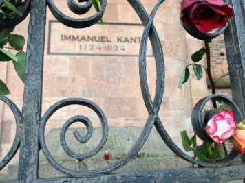 Frieden denken: Immanuel Kant bleibt aktuell - Blumen schmücken die Grabstelle von Immanuel Kant in Kaliningrad.