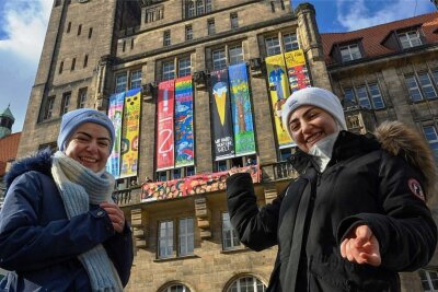 Friedensbanner für den 5. März am Chemnitzer Rathaus aufgehängt - Lina Aldiri (links) und Wiaam Aldiri besuchen die neunte Klasse der Montessori-Schule und haben je ein Banner gestaltet. 