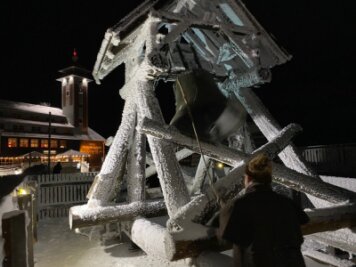 Friedensglocke auf dem Fichtelberg läutet ins neue Jahr - 