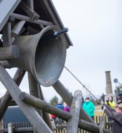 Friedensglocke läutet Jahr ein - Mit traditionellen Glockenschlägen der Friedensglocke ist auf dem Fichtelberg in Oberwiesenthal das neue Jahr begrüßt worden.