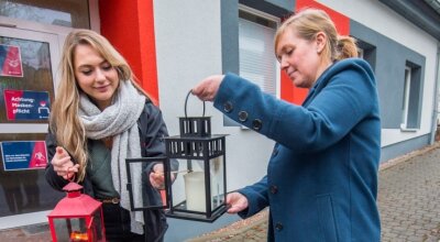 Friedenslicht auf Reisen -  Katharina Dollinger von der Johanniter-Jugend (l.) hat das Licht auch an Mitarbeiterin Daniela Blume übergeben.