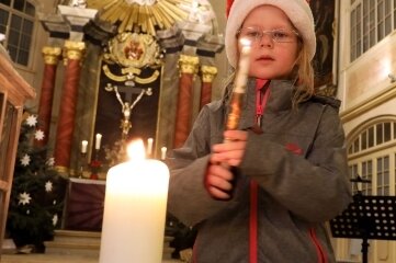 Friedenslicht leuchtet in Glauchau - Das Friedenslicht nimmt auch die fünfjährige Luise Englert aus Glauchau mit nach Hause. 