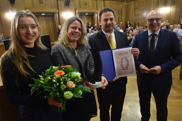 Vertreter des Projekts Perla und des Trägervereins Weltbeweger nahmen den Chemnitzer Friedenspreis von Bürgermeister Sven Schulze (links)entgegen. 