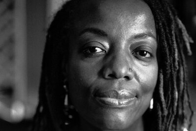 Friedenspreis: Tsitsi Dangarembga und das Ringen um den Diskurs - Friedenspreisträgerin mit Symbolkraft: die simbabwische Autorin und Filmemacherin Tsitsi Dangarembga. 