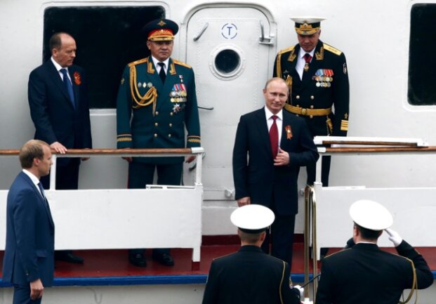 Russlands Präsident Wladimir Putin (Mitte) bei der Abnahme einer Militärparade in Simferopol auf der Krim.