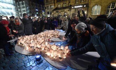 Friedenstag geht aufs Eis - Am Jahrestag der Zerstörung der Stadt im Zweiten Weltkrieg setzen Chemnitzer seit vielen Jahren gemeinsam Zeichen für Frieden in der Welt.
