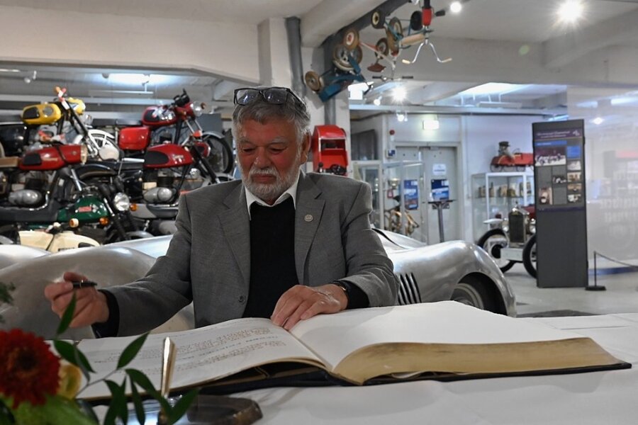 Frieder Bach hat sich am Mittwochnachmittag in das Goldene Buch der Stadt Chemnitz eingetragen. Mit seiner Sammlung und seinen Recherchen hat er den Grundstein für das Museum für sächsische Fahrzeuge in Chemnitz gelegt, in dem jetzt die Ehrung stattfand.