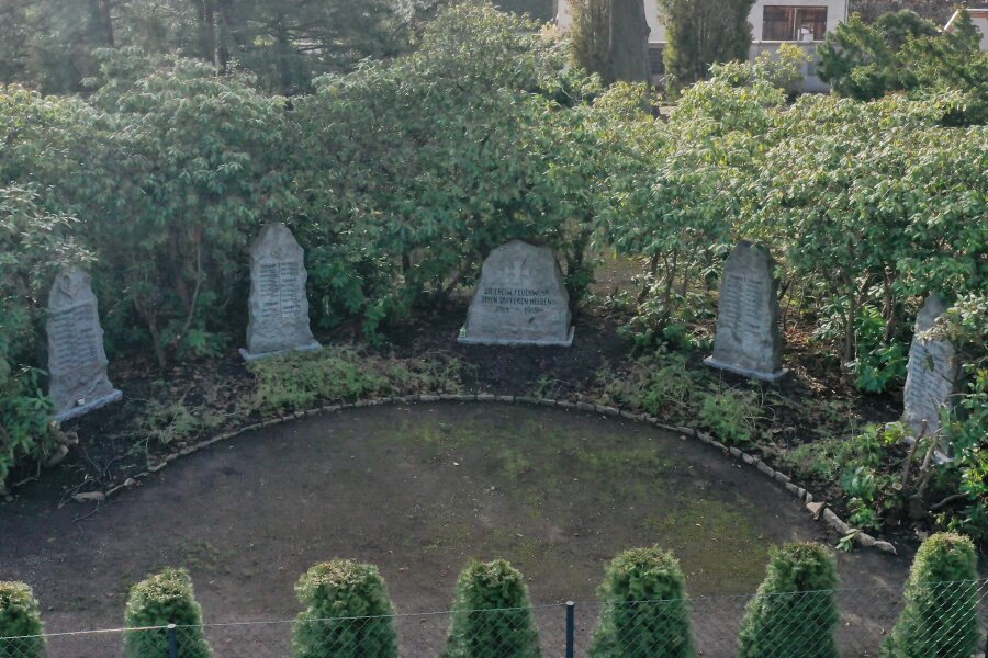 Friedhof Crimmitschau: Großes Interesse zur Premiere - Der Rundgang über den Crimmitschauer Friedhof führte auch zu bekannten Grabstellen.