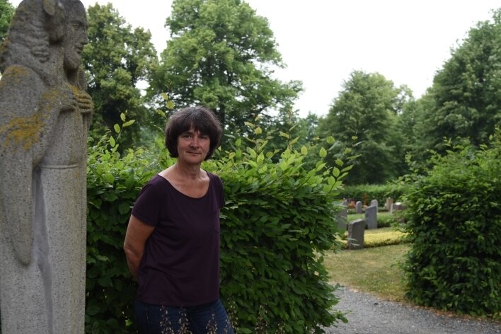 Friedhofsverwalterin Susann Flemming informiert am Samstag über die vielfältigen Bestattungsmöglichkeiten auf dem Friedhof Oelsnitz. 