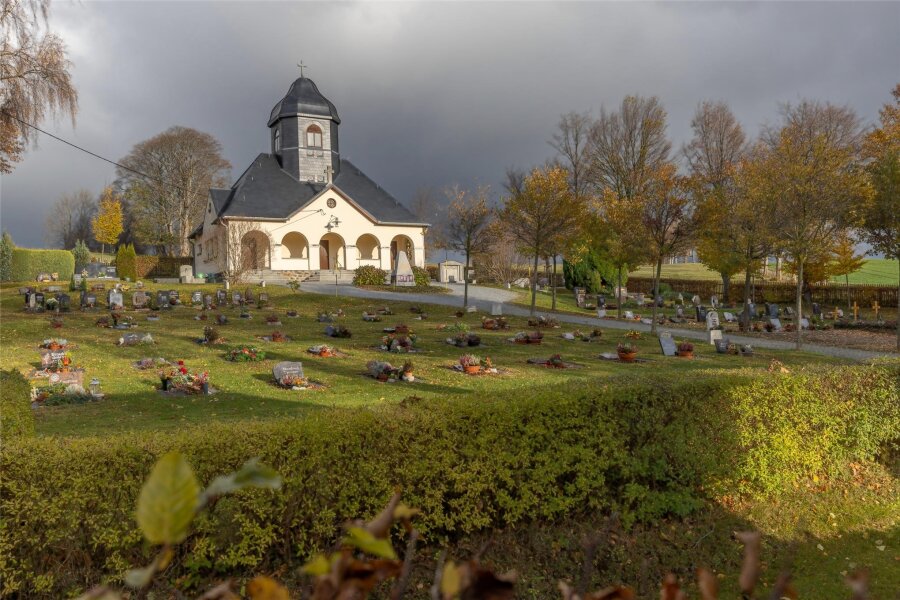 Friedhofsgebühren in Walthersdorf steigen ab 2024 drastisch - Nach 30 Jahren werden die Friedhofsgebühren im Crottendorfer Ortsteil Walthersdorf angepasst. Das führt zu einem erheblichen Anstieg.
