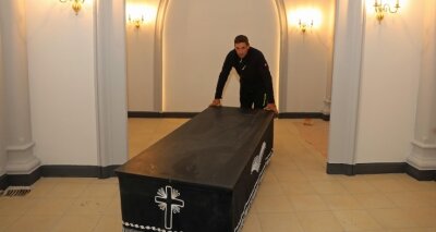 Friedhofskapelle erhält einen kleinen Trauerraum - Friedhofsmitarbeiter Tino Albrecht rollt einen Sargwagen in den umgebauten Aufbahrungsraum der Kapelle. 