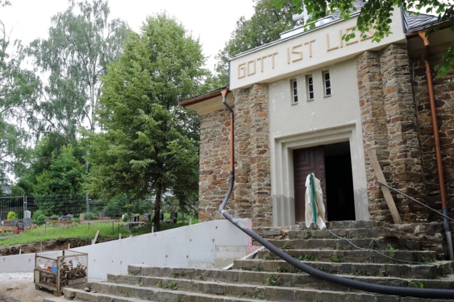 Derzeit wird die alte Friedhofskapelle in Raschau saniert. Eine Rampe soll den Zugang erleichtern.