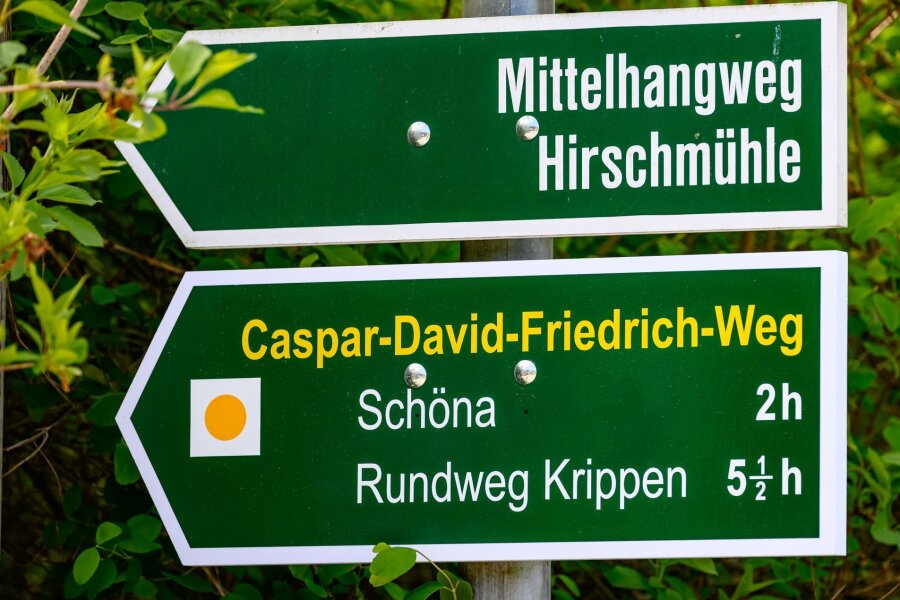 Friedrich-Weg in Sächsischer Schweiz wie neu - Ein Richtungspfeil für den Caspar-David-Friedrich Weg.