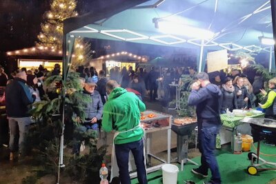 Friesener feiern vor der Haustüre - Der Weihnachtsmarkt war ein voller Erfolg.