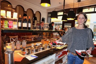 Frisch eröffnet: Schokoladen-Bar versüßt ab jetzt den Alltag in Zwickau - Bar-Chefin Karina Kraus serviert in der Zwickauer Schokoladen-Bar "Quetzal" süße Köstlichkeiten. 