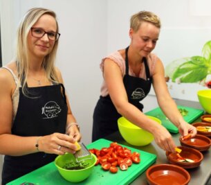 Frisch, gesund und lecker: Kochen im Team macht Spaß - Mandy Ziesler (links) und Stephanie Linke haben unter anderem den Salat zubereitet und das Ofengemüse vorbereitet, das dann gemeinsam verspeist worden ist.