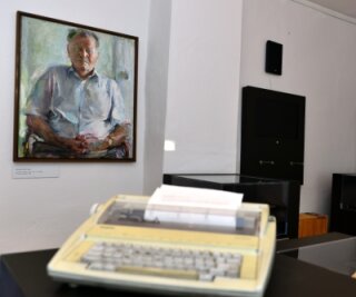 Frische Zielgruppen für Erich Loest - Noch befindet sich die Mittweidaer Erich-Loest-Ausstellung im Stadtmuseum "Alte Pfarrhäuser". Nach dem Umzug sollen die Schreibmaschine des Schriftstellers und dessen Porträt zu Hinguckern werden. 
