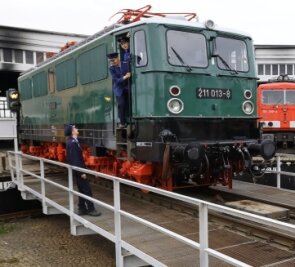 Frischer Lack für historische Elektro-Lok - Frisch lackiert ist die grüne Elektrolokomotive der Baureihe 211 derEisenbahnfreunde Glauchau. 