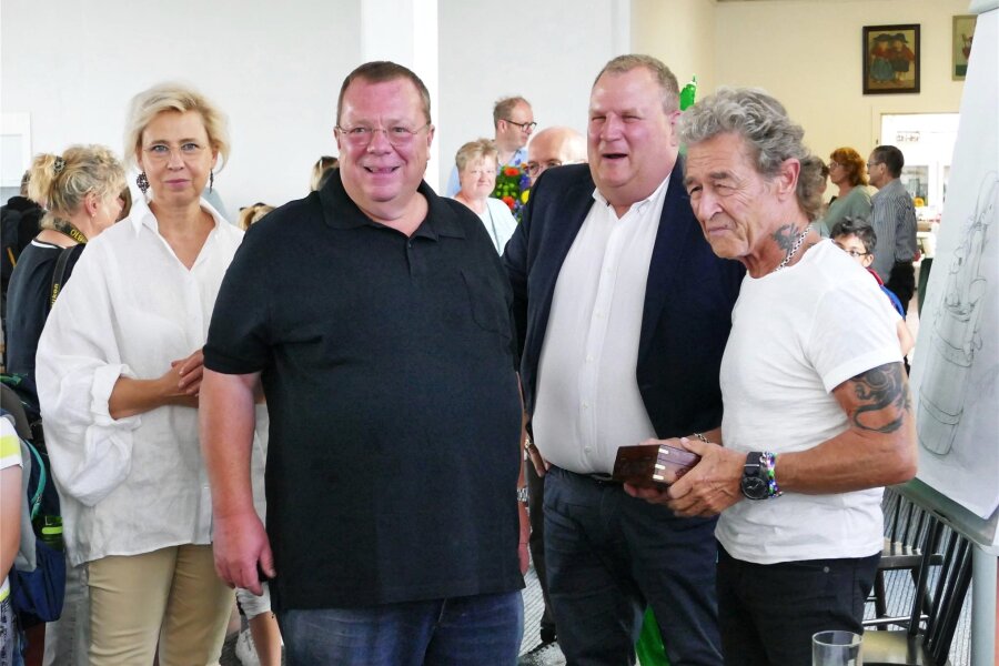 Frischer Schwung im Gelenauer Depot Pohl-Ströher - Martine und Bertram Pohl sowie Bürgermeister Knut Schreiter beim Besuch von Peter Maffay (von links) im Juni.