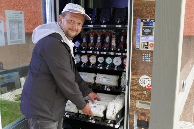 Frisches aus dem Automaten - Bald auch in Frauenstein? In Zschopau steht mitten im August-Bebel-Wohngebiet ein Verkaufsautomat. Landwirt Benjamin Kirsch füllt ihn ständig mit frischen Eiern auf. 