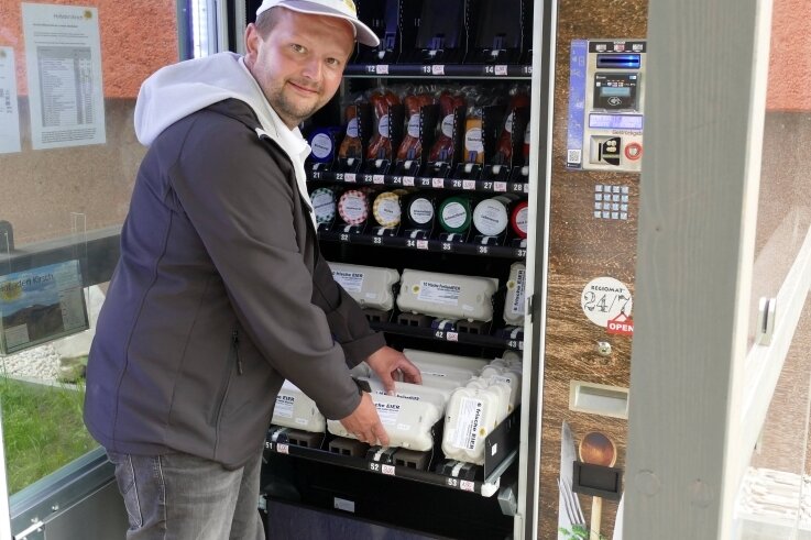 Bald auch in Frauenstein? In Zschopau steht mitten im August-Bebel-Wohngebiet ein Verkaufsautomat. Landwirt Benjamin Kirsch füllt ihn ständig mit frischen Eiern auf. 