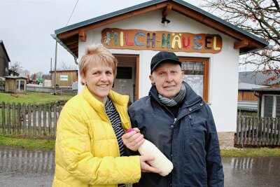 Frischmilch direkt vom Landwirt: So ist das Angebot im Vogtland - Frieder Flechsig kommt regelmäßig aus dem Landkreis Zwickau nach Wildenau, um bei Kerstin Döhler Rohmilch zu kaufen.