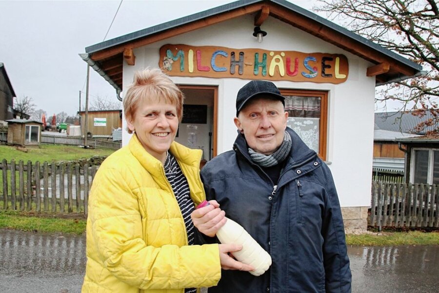 Frischmilch direkt vom Landwirt: So ist das Angebot im Vogtland - Frieder Flechsig kommt regelmäßig aus dem Landkreis Zwickau nach Wildenau, um bei Kerstin Döhler Rohmilch zu kaufen.