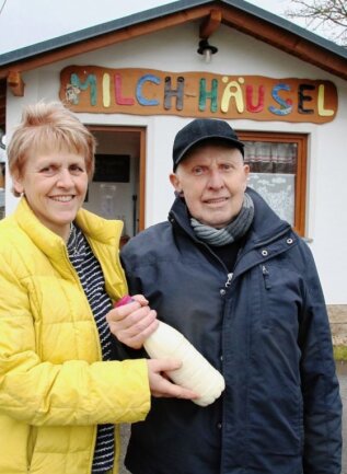 Frischmilch direkt vom Landwirt: So ist das Angebot im Vogtland - Frieder Flechsig kommt regelmäßig aus dem Landkreis Zwickau nach Wildenau, um bei Kerstin Döhler Rohmilch zu kaufen. 