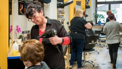 Friseure setzen auf Eigenverantwortung - Friseurmeisterin Sabine Zander aus Olbernhau kann wieder ohne Maske die Haare ihrer Kunden föhnen. 