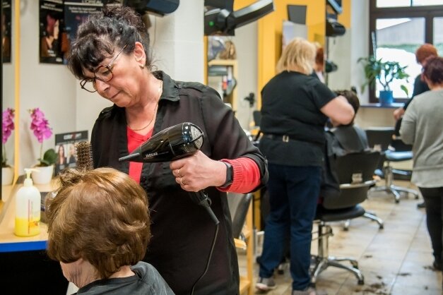 Friseure setzen auf Eigenverantwortung - Friseurmeisterin Sabine Zander aus Olbernhau kann wieder ohne Maske die Haare ihrer Kunden föhnen. 
