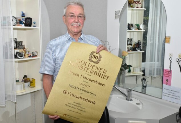 Friseurmeister "Fläschi" vergoldet 56 Jahre langes Berufsleben - Jürgen Fläschendräger aus Oelsnitz wurde mit dem Goldenen Meisterbrief geehrt. 