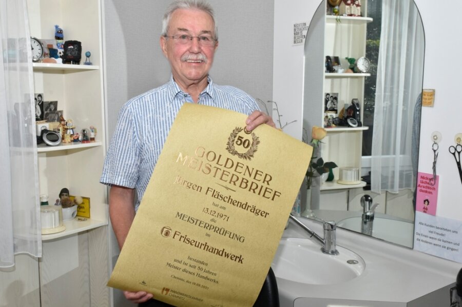 Friseurmeister "Fläschi" vergoldet 56 Jahre langes Berufsleben - Jürgen Fläschendräger aus Oelsnitz wurde mit dem Goldenen Meisterbrief geehrt. 