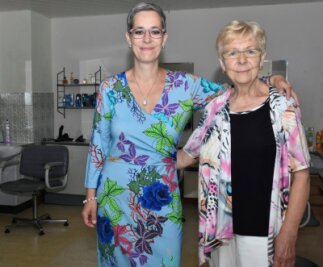 Frisörinnen aus Leidenschaft: Mutter und Tochter Seite an Seite - Brigitte Sandner führt seit 50 Jahren ihren Friseursalon im Stadtteil Sachsenberg in Klingenthal. Ihre Tochter Heike steht ihr dabei zur Seite. 