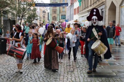 Fröhliche Parade zieht durch City - Trotz des Aprilwetters im September haben viele Menschen an der Parade des Puppentheaters durch die Zwickauer Innenstadt teilgenommen. 