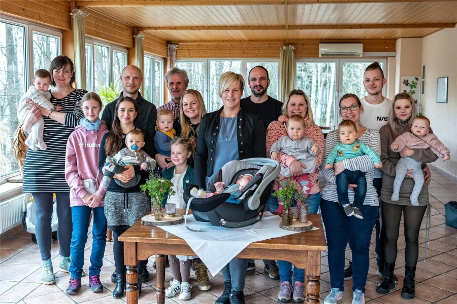 Fröhliche Runde trifft sich in Seelitz zum Babyempfang - Jüngste Einwohner der Gemeinde Seelitz und ihre Eltern trafen sich zum Babyempfang.