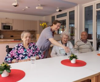 Frohnauer Pflegezentrum investiert 1,4 Millionen Euro in Seniorenheim - Anita König, Pflegefachkraft Karolin Berghäuser, Erika Kaden und Rainer Büttner (v. l.) in einer der neu gestalteten Wohnküchen. 