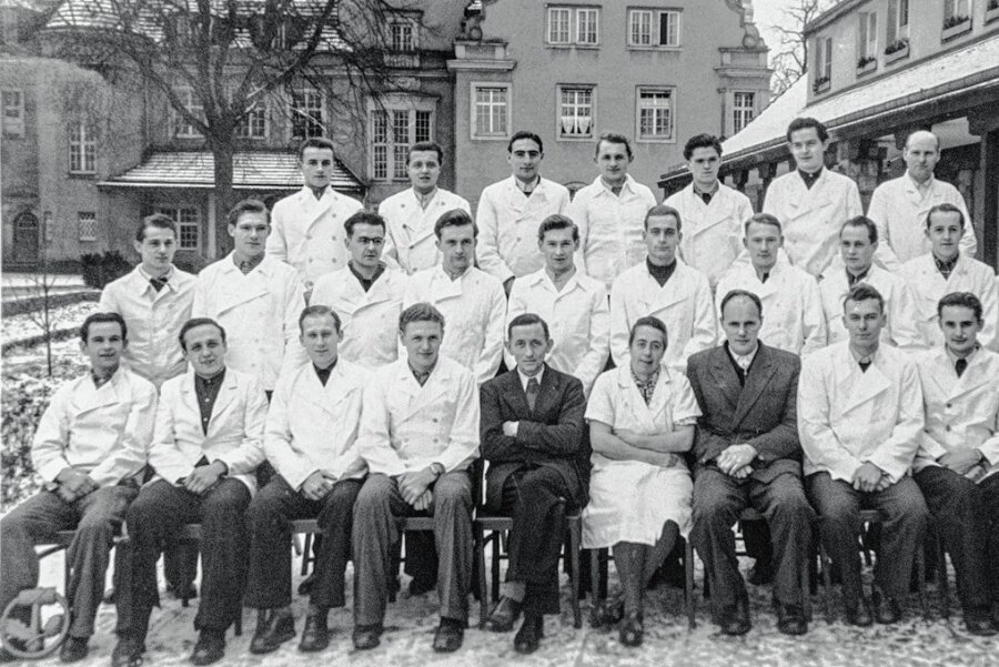 Frohnaus letzte Bäckermeister - Die Meisterklasse der Bäckerfachschule Dresden-Helmsdorf im Dezember 1952 - mittendrin Manfred Teucher (2. Reihe, 5. v. l.). 
