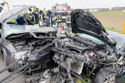 Frontalcrash beim Überholen eines Microcar: Sechs Schwerverletzte, darunter drei Kinder - Am Montag kam es auf der S 200 zwischen Mittweida und Ottendorf zu einem schweren Verkehrsunfall. 