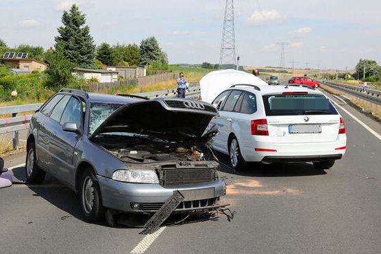 Frontalcrash: Schwerer Unfall auf Westtrasse - 